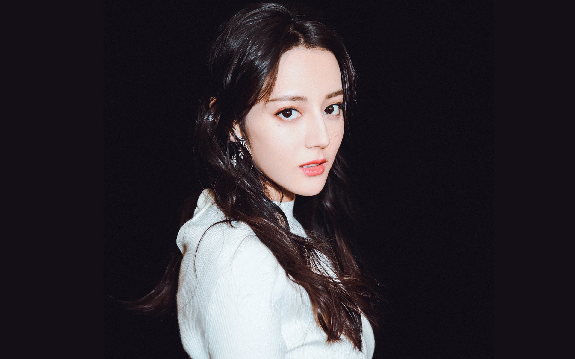 FB体育娱乐-西甲：皇马稳居榜首，巴塞罗那紧追不舍，以钢铁防线逆转巴萨,没有c罗的皇马终于封王西甲